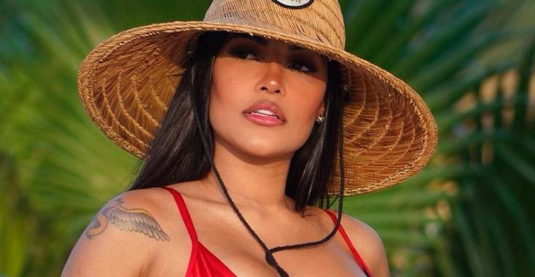 Ex-BBB Flayslane puxa biquíni vermelho até o limite e Bianca Andrade reage: “Deus é pai”