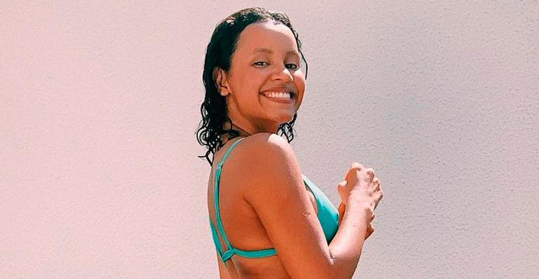 Ex-BBB Gleici Damasceno deixa bumbum em destaque ao posar de biquíni cavado: “Coxonas”