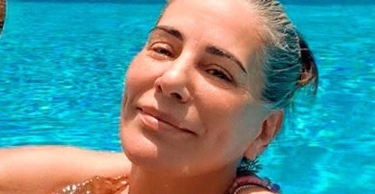 Em casa, Glória Pires aproveita piscina gigantesca e semelhança com a herdeira surpreende: ”Gêmeas?”