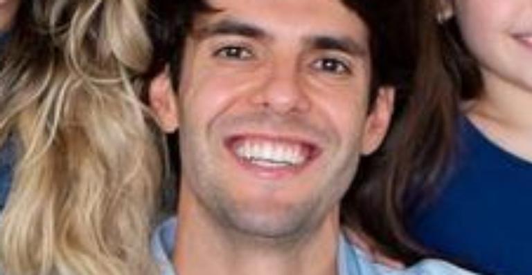 Kaká reúne a esposa e os três filhos em clique inédito e conquista web: ”Família abençoada!”