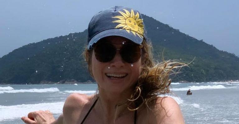 Radiante, Leticia Spiller curte dia à beira mar e ostenta corpão ao posar de biquíni: “Que mulherão”
