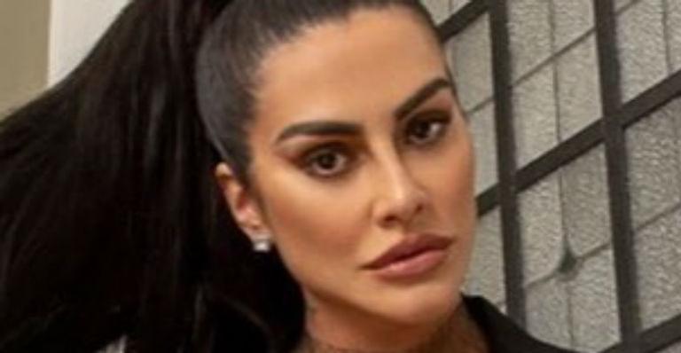 Sem sutiã, Cleo Pires abusa do poder com produção ousadíssima e posa com cabelão
