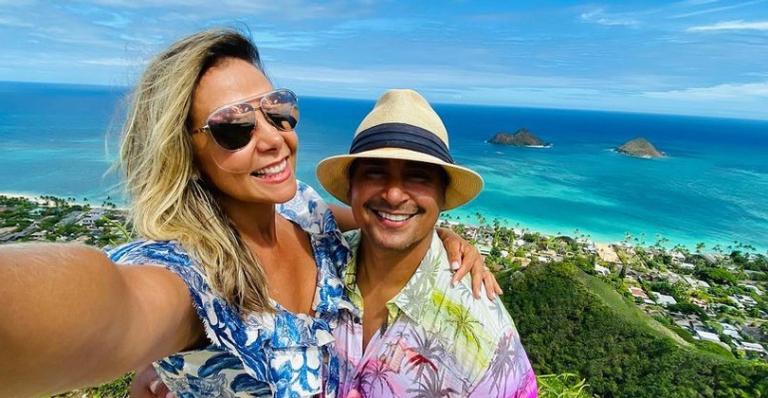 Completando 43 anos, Carla Perez ganha declaração comovente de Xanddy: ”Doce e bruta”