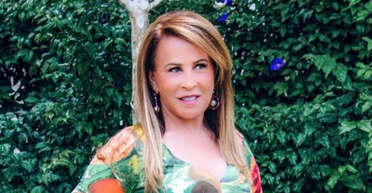 Magérrima, Zilu Camargo ostenta corpão violão em vestido justinho e cinturinha micro impressiona