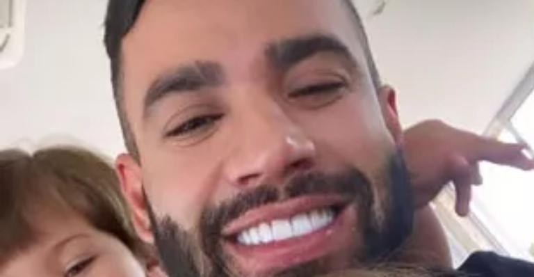 Após separação, Gusttavo Lima compartilha cliques ao lado dos herdeiros