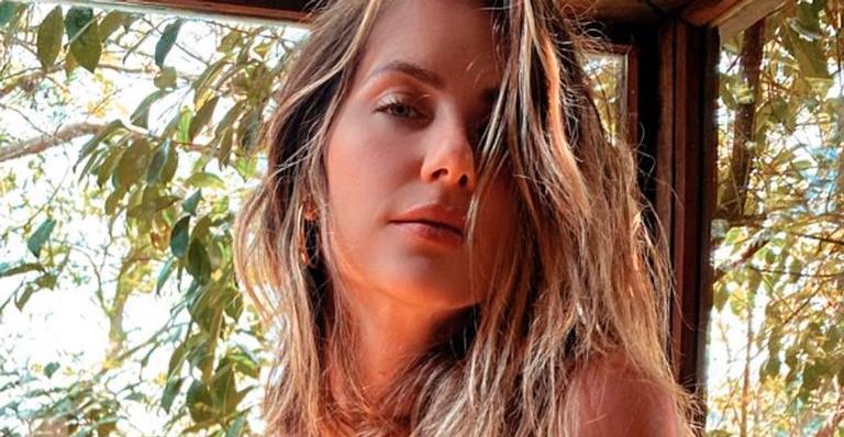 Só de camisola, Giovanna Ewbank posa para Bruno Gagliasso e deixa alça cair: “Panterona”