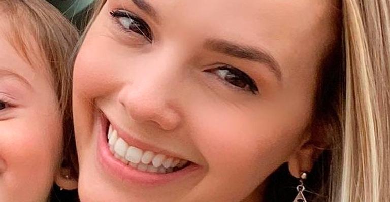 Thaeme Mariôto faz campanha para vacinação e mostra a pequena Liz embonecada: “Quem ama, vacina”