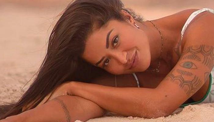 Aline Riscado aposta em maiô cavadíssimo e mostra até virilha sarada na areia da praia: “Maravilhosa”