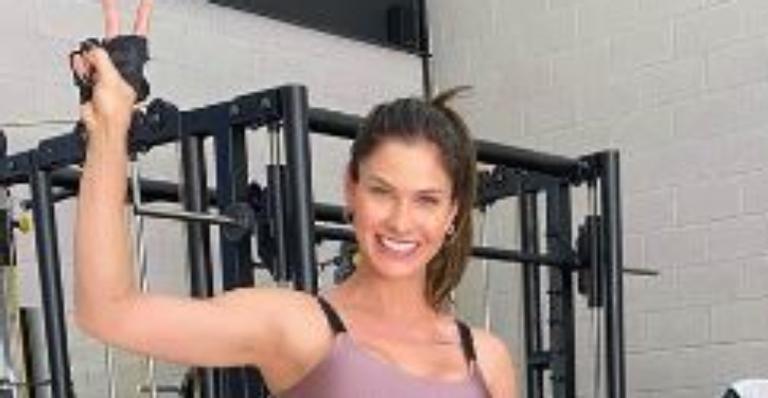 Andressa Suita surpreende ao exibir novo abdômen e corpão musculoso durante aula na academia
