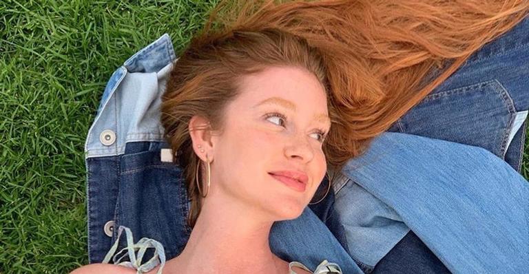 Uau! Marina Ruy Barbosa é vista com cabelos cacheados nos bastidores de ensaio