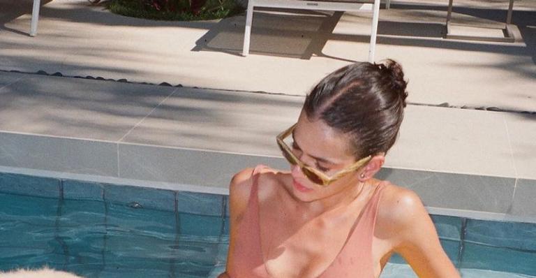 Em dia de piscina, Bruna Marquezine ostenta abdômen trincando e coleciona suspiros