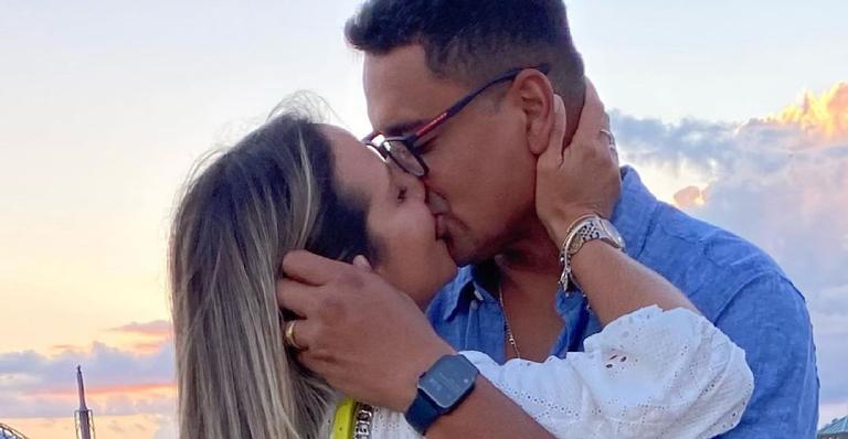 Com beijão de cinema, Carla Perez faz declaração comovente para Xanddy