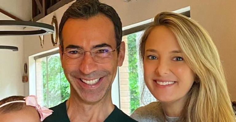 Papai babão! César Tralli se apaixona pela filha e enteada em foto especial: ”Minhas gatinhas”