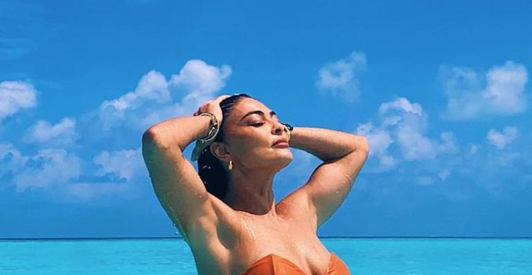 Juliana Paes ostenta abdômen riscado e curvas poderosas em novo registro de biquíni: ”Perfeição”