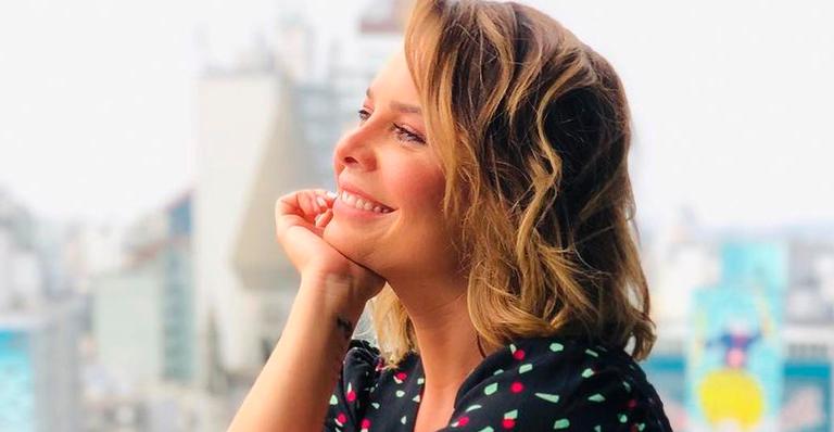 De vestidinho curto, Fernanda Souza curte paisagem em São Paulo e celebra origens: “Orgulho”