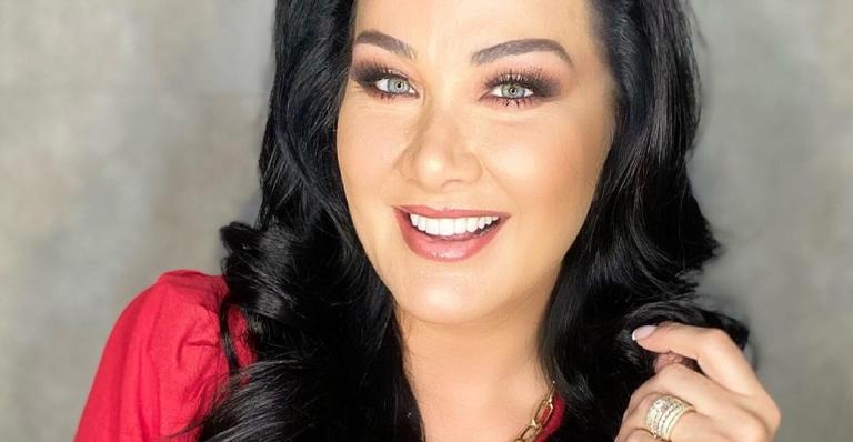 Decotadíssima, Helen Ganzarolli dá surra de beleza e coleciona suspiros pela ótima forma aos 41 anos
