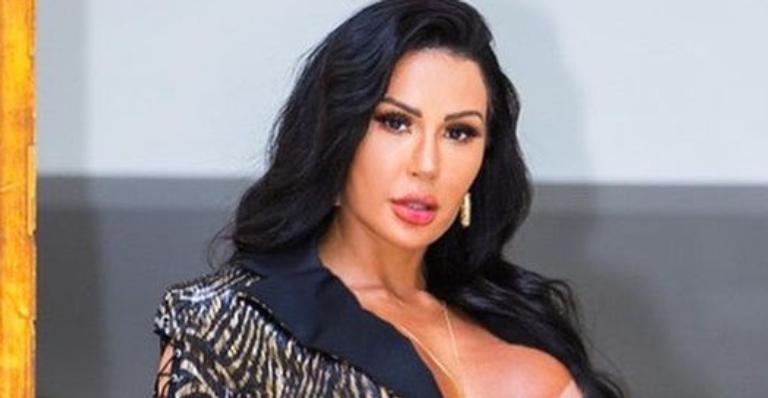Gracyanne Barbosa dispensa sutiã, ostenta pernões musculosos e quase mostra demais: ”Rainha!”