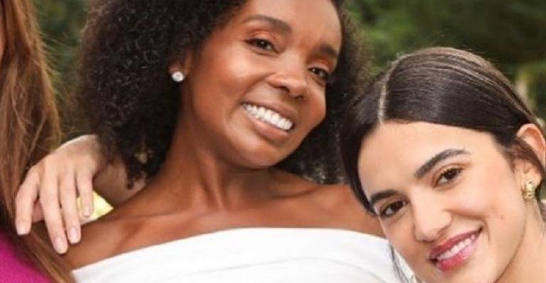 Treta? Manu Gavassi esclarece rumores de desentendimento com Thelma Assis: “Amor só cresce”