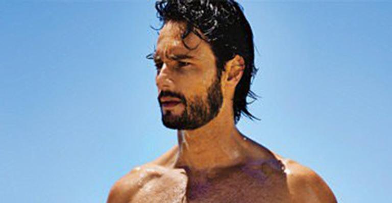 Rodrigo Santoro relembra clique sensual da juventude e deixa web em chamas
