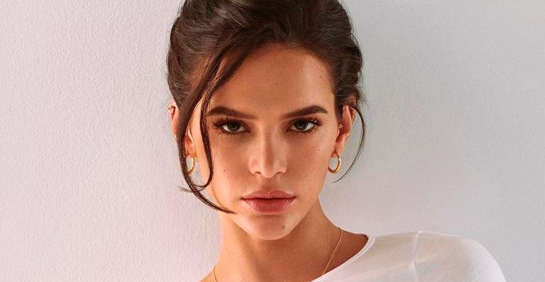 Bruna Marquezine mostra primeiros resultados da transição capilar e surpreende com cachos