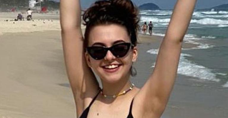 De biquíni, Klara Castanho renova o bronze em dia de praia e dá surra de beleza: ”Maravilhosa!”