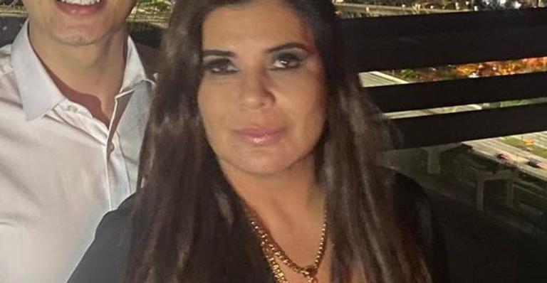 Decotadíssima, Mara Maravilha após em look chiquérrimo durante jantar romântico com marido
