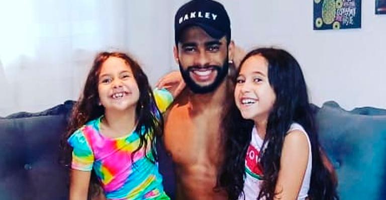Ex de Perlla, Cassio Castilhol comemora garantia de guarda compartilhada das filhas: “Agradecer”