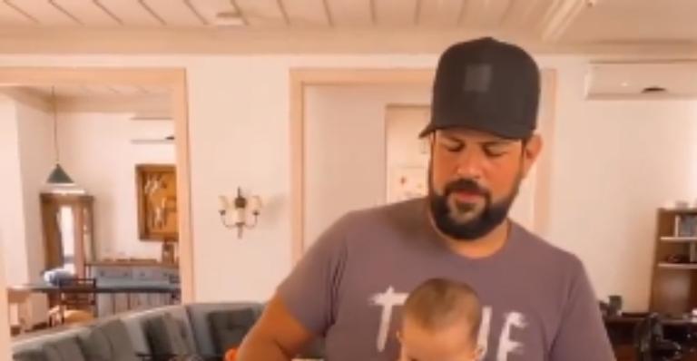 Aos seis meses, filho de Sorocaba rouba a cena ao surgir tocando bateria com o pai