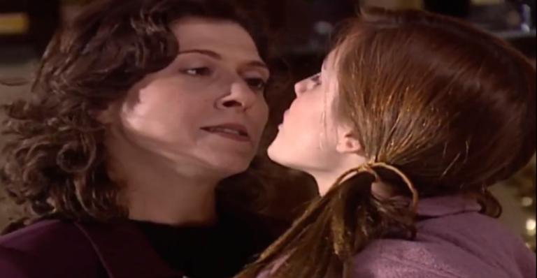 Laços de Família: Íris invade floricultura de Silvia e é expulsa do local