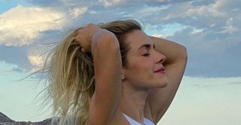 Monique Alfradique ostenta pernas torneadíssimas ao posar de shorts curtíssimo: “Um corpo né Brasil”
