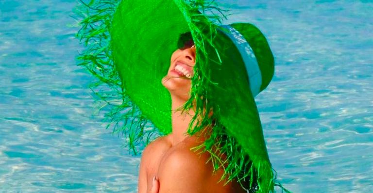Nas Maldivas, Juliana Paes surpreende ao fazer topless e seduz nas águas do mar: “Arrasando”