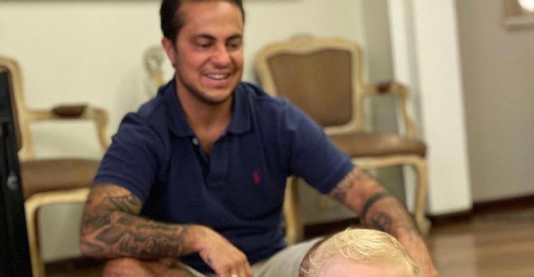 Thammy Miranda explode fofurômetro ao mostrar filho engatinhando: ”Sorriso lindo”