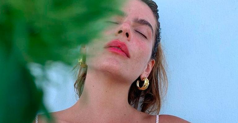 Esposa de Cauã Reymond, Mariana Goldfarb exibe abdômen sarado de top: “Bonita e charmosa”
