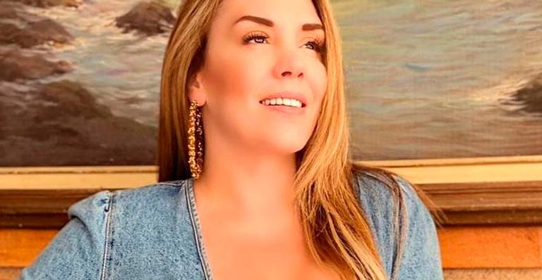Sem sutiã, Simony posa com macacão aberto até o umbigo e marca cinturinha: “Linda, maravilhosa, perfeita”