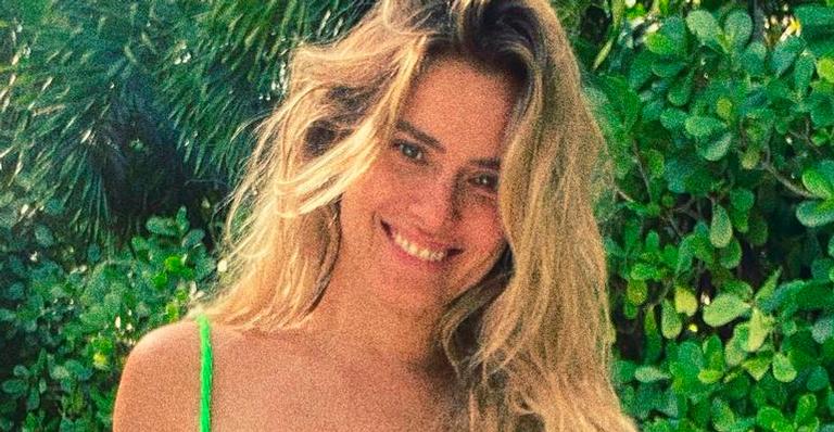 Aos 42 anos, Carolina Dieckmann exibe corpo em forma e puxa maiô até o limite: “Maravilhosa”