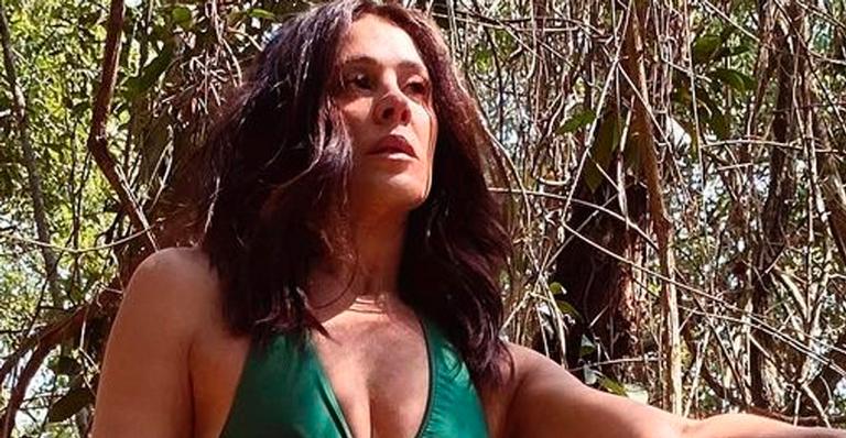 Aos 53 anos, Claudia Raia surge deslumbrante de maiô na floresta e agrada: “Procurando meu Tarzan”