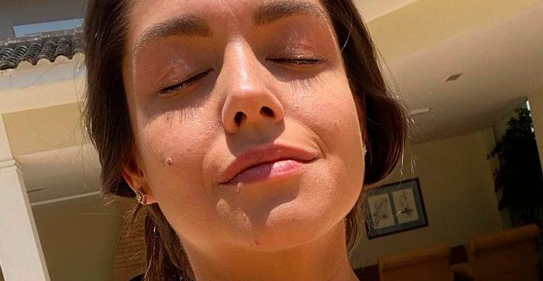 Com decotão, Thais Fersoza curte momento de meditação e reflete: “Cuidem de vocês”