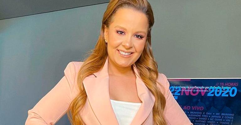 De terninho rosa, Maiara aposta em look chique e elegante para live: “Cada dia mais linda”