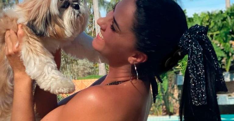 Noiva de Zezé, Graciele Lacerda posa em clique sem retoques de biquíni e comenta estrias: “Só no bumbum”