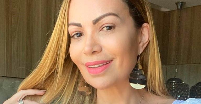 Aos 46 anos, Solange Almeida ostenta abdômen sarado de top e filho elogia: “Que barriguinha linda”