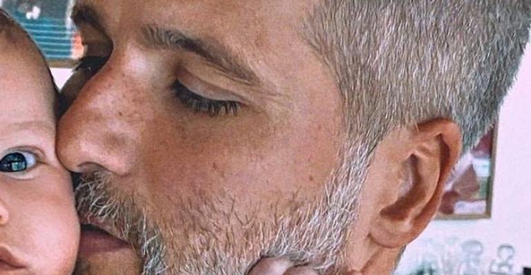 Bruno Gagliasso explode fofurômetro ao trocar carinho com herdeiro mais novo