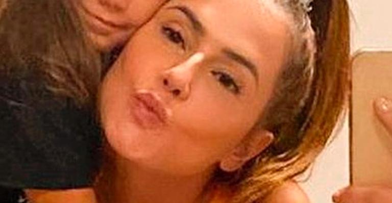 Deborah Secco posa agarrada à filha de cinco anos e se choca: “Crescendo rápido”