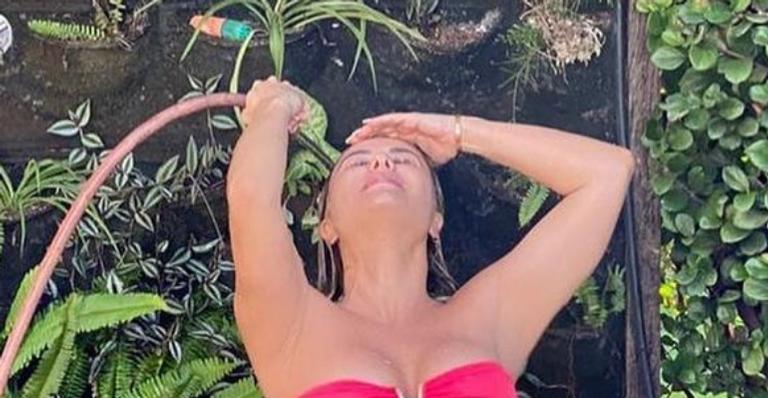 Esposa de Leonardo toma banho de mangueira e corpão turbinado coleciona elogios: ”Gostosa!”