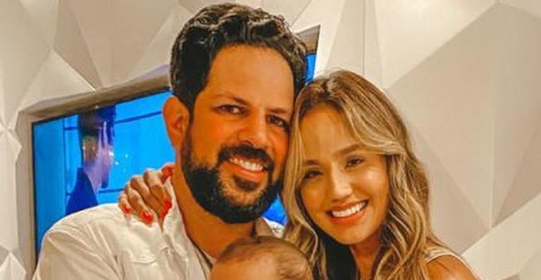 Esposa de Sorocaba agarra o filho durante dia de piscina e momento emociona fãs: ”Puro chamego!”