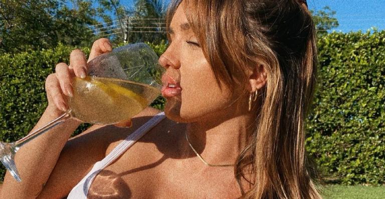 De biquíni, ex-BBB Rafa Kalimann mostra imperfeições do corpo em clique sem filtros e fãs cravam: ”Maravilhosa”