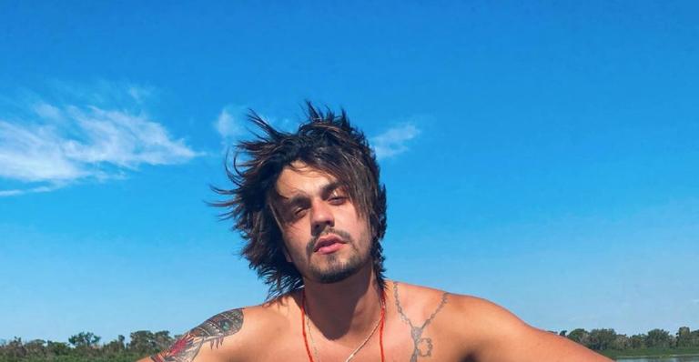 Em meio ao Pantanal, Luan Santana surge sem camisa e corpo definido rouba a cena
