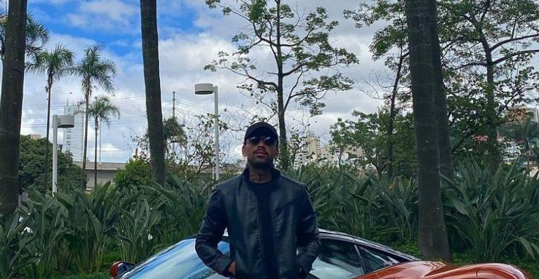 Nego do Borel ostenta carro importado avaliado em R$ 2,5 milhões: “Tô duro, mas tô feliz”