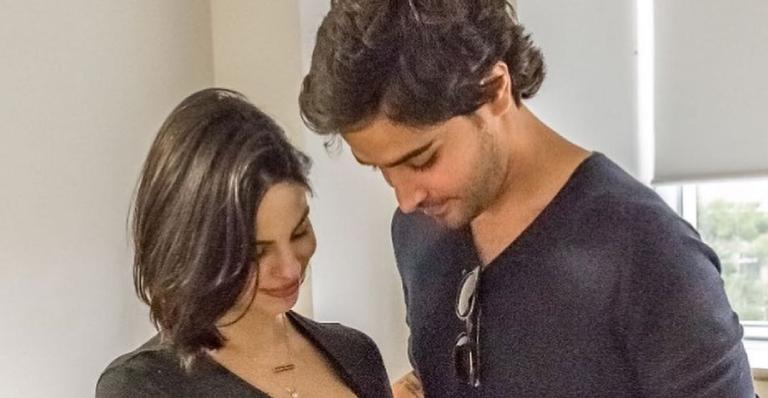 Sthefany Brito celebra três semanas do recém-nascido e fãs cravam: ”Que cabeludinho!”