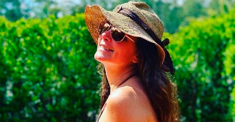 Aos 48 anos, Luiza Ambiel posa de biquíni fio-dental sem retoques e fala sobre celulite: “Tenho sim, e daí?”