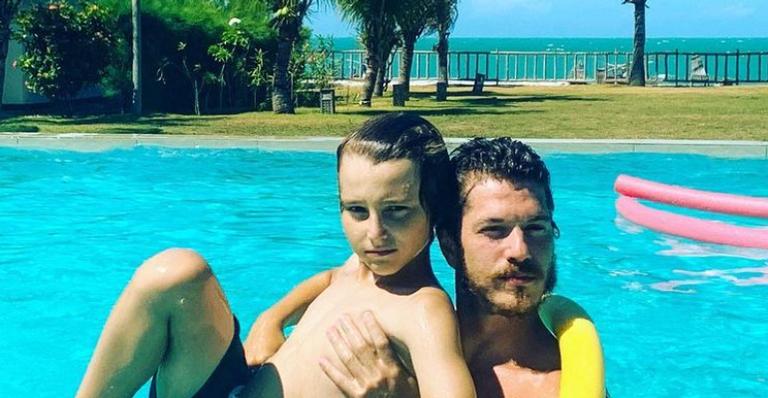 Caio Paduan compartilha clique com o enteado e dispara: ”Sempre no meu coração”